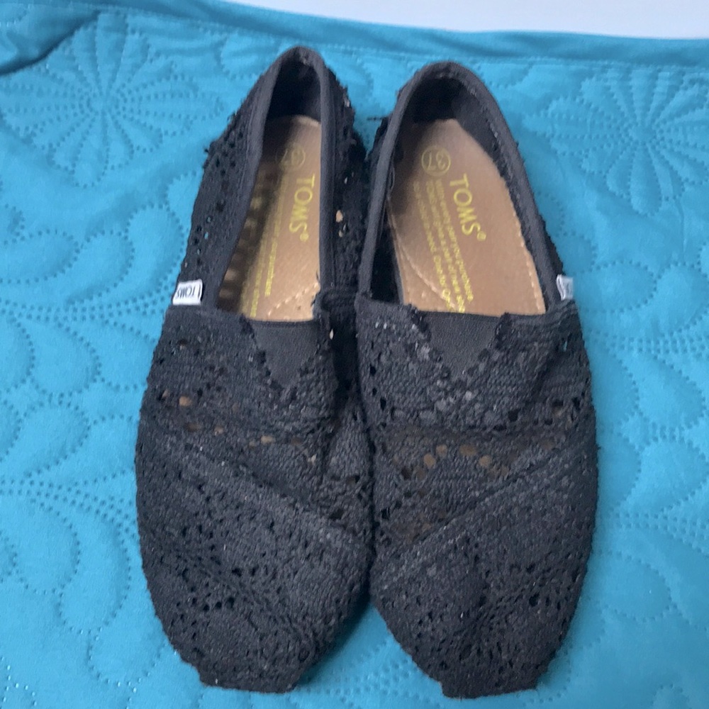 Black Lace Toms sz 37 or US sz 6.5.